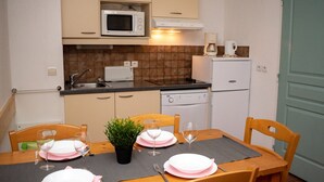 A compact kitchen with a microwave, toaster, coffee maker, and dishwasher. - 3-Room Apartment, 6 People, Pets Allowed, Parking (Le Dévoluy)