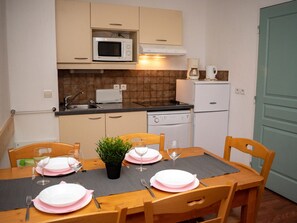 A compact kitchen with a microwave, toaster, coffee maker, and dishwasher. - 3-Room Apartment, 6 People, Pets Allowed, Parking (Le Dévoluy)