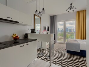 컴포트 아파트 | 거실 ��공간 | 케이블 채널 시청이 가능한 32인치 평면 TV, TV