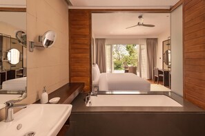 Luxury Double Room | Bathroom | Separate tub and shower, rainfall showerhead, free toiletries - Jetwing Kandy Gallery, A Luxury Reserve (Kandy)