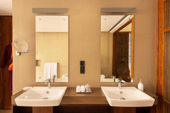 A bathroom with two sinks, a mirror, and a towel rack. - Jetwing Kandy Gallery, A Luxury Reserve (Kandy)