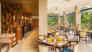 Ein großzügiges Restaurant mit Holzeinrichtung, großen Fenstern und mehreren Speisetischen.