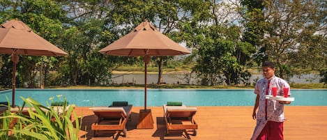 Kolam renang outdoor, dengan kursi berjemur