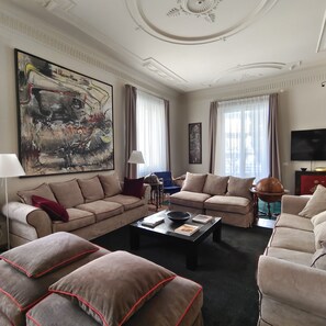 30-inch flat-screen TV with digital channels, TV, Netflix - Ada Home (Rome)