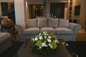 Lobby sitting area - Ada Home (Rome)