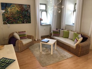 Apartamento conforto | Área de estar | TV de tela plana 48 polegadas com canais a cabo, TV, DVD player