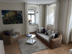 Apartemen Comfort | Area keluarga | Televisi layar datar 48-inci dengan saluran TV kabel dan TV