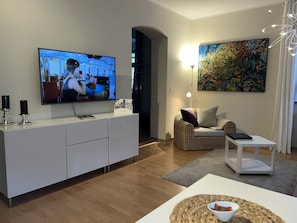 Apartament Comfort | Sala d'estar | Televisor de pantalla plana de 48 polzades amb canals per cable