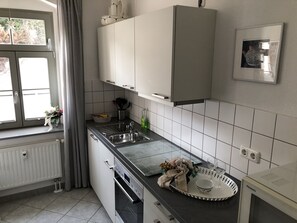 Apartament familiar, 1 dormitori | Cuina privada | Frigorífic gran, forn, placa de cuina i cafetera i tetera