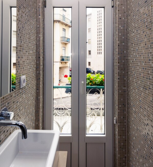Deluxe Twin Room | Bathroom | Free toiletries, hair dryer, towels, soap - The Leaf Boutique Hotel Lisbon (Lisbon)