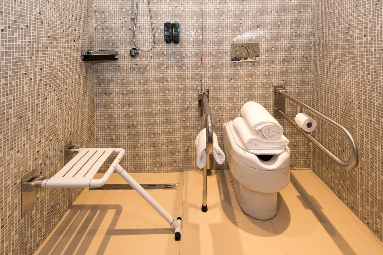 Chambre Double Classique, accessible aux personnes à mobilité réduite | Salle de bain | Articles de toilette gratuits, sèche-cheveux, serviettes fournies, savon