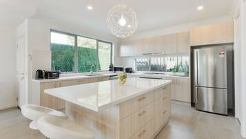 Køleskab, mikrobølgeovn, ovn, kogeplade