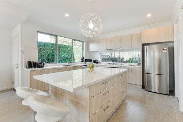 Fridge, microwave, oven, stovetop - The Art House - 4pm check out on Sundays* (Rosebud)