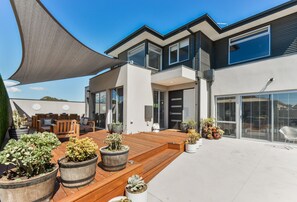 Terrace/patio - The Art House - 4pm check out on Sundays* (Rosebud)