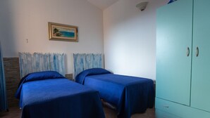 A room with two single beds, a teal wardrobe, and a framed picture on the wall. - Bella Vista (Trinità d'Agultu e Vignola)