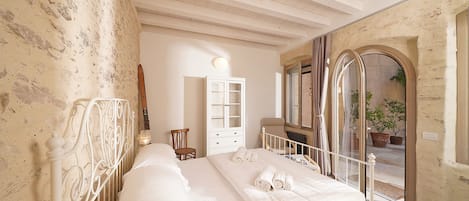 4 bedrooms, in-room safe, iron/ironing board, free WiFi