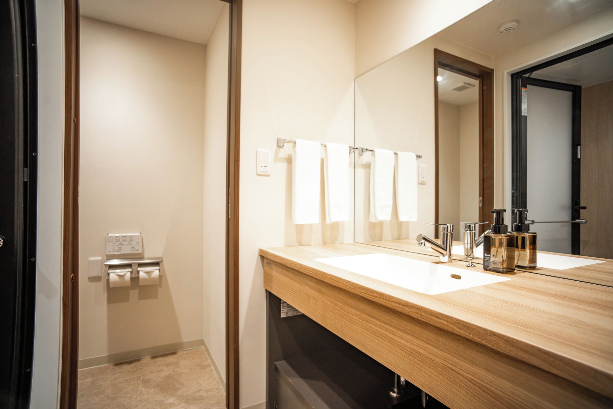 Residence 30D | Bathroom | Free toiletries, hair dryer, slippers, bidet