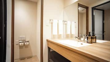 Residence 30D | Bathroom | Free toiletries, hair dryer, slippers, bidet