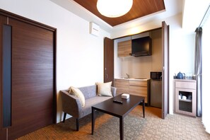 Deluxe Twin Room (38sqm) | Private kitchen | Fridge, microwave