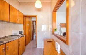 Mikrobølgeovn, kaffe-/temaskine, køkkentøj/tallerkener/redskaber