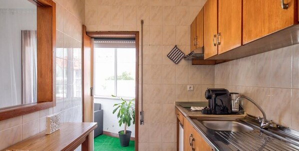 Mikrobølgeovn, kaffetrakter/tekoker og kjøkkenutstyr