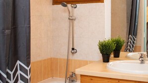 A bathroom with a shower, a sink, and a mirror. - Duplex chalet 4 rooms, 8 pers, pets allowed, Superdevoluy (Le Dévoluy)