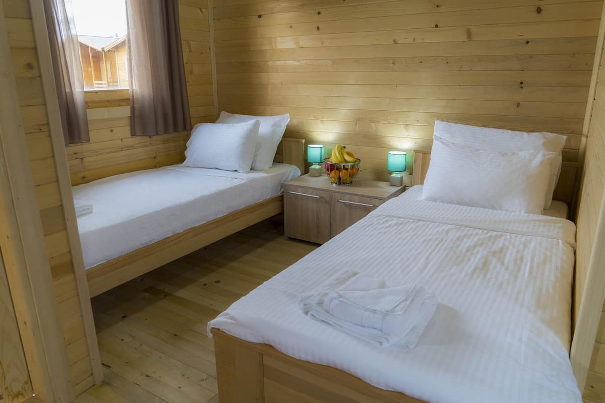 Kamar Twin Standar | Meja kerja, ruang kerja ramah laptop, kedap suara, dan Wi-Fi gratis