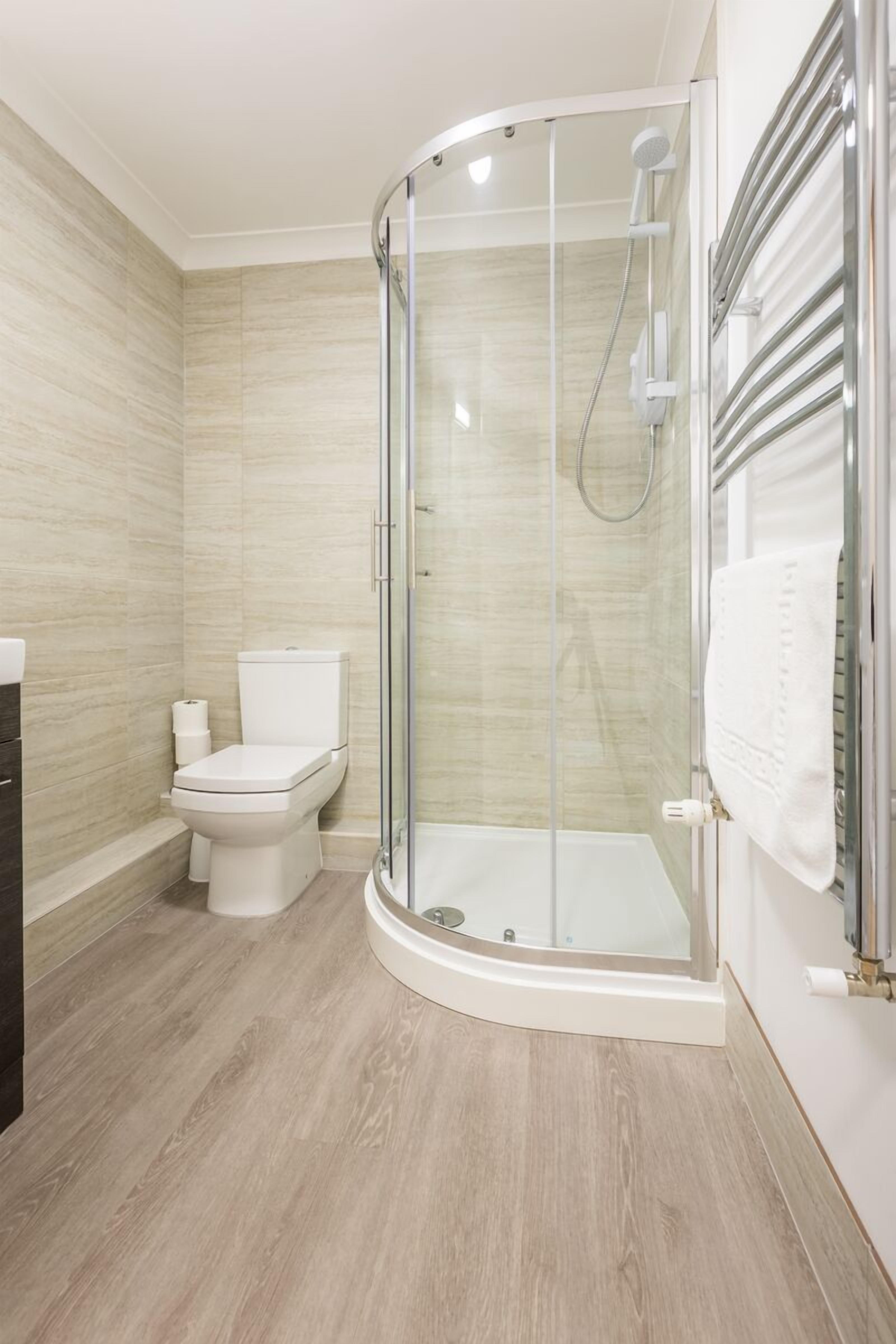 Combined shower/tub, hair dryer, towels