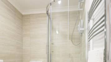 Combined shower/tub, hair dryer, towels