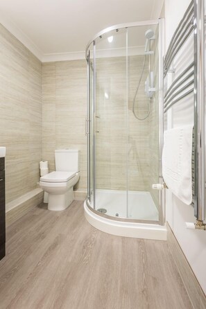 Combined shower/tub, hair dryer, towels