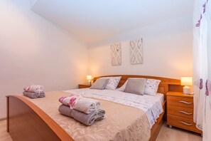 4 bedrooms, in-room safe, iron/ironing board, WiFi