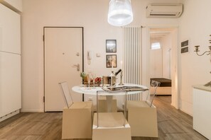 Appartement Ville, 1 chambre | Restauration dans la chambre