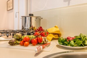 City-Apartment, 1 Schlafzimmer | Eigene Küche | Großer Kühlschrank, Mikrowelle, Ofen, Herdplatte