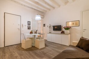 City Apartment, 1 Bedroom | Living area