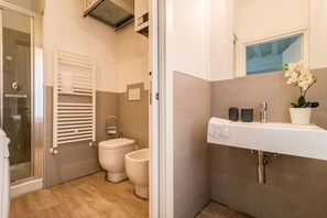 City-Apartment, 1 Schlafzimmer | Badezimmer | Dusche, Regendusche, Haartrockner, Bidet