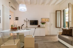 City-Apartment, 1 Schlafzimmer | Wohnbereich | 32-Zoll-Flachbildfernseher mit Digitalempfang, Fernseher