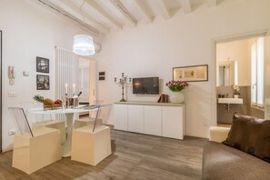 Appartement Ville, 1 chambre | Coin séjour | Télévision à écran plat de 32 pouces avec chaînes numériques, télévision