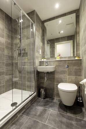 Een douche, een regendouche, handdoeken