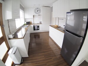 Full-sized fridge, microwave, oven, stovetop