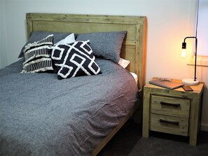 3 bedrooms, desk, iron/ironing board, free WiFi - Two minutes walk from the CBD (Armidale)