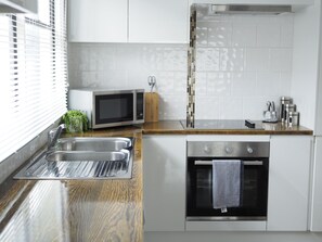 Full-sized fridge, microwave, oven, stovetop - Two minutes walk from the CBD (Armidale)