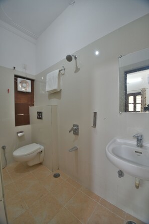 Dusche, kostenlose Toilettenartikel, Handtücher