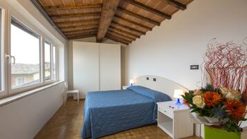 3 chambres, bureau, chambres insonorisées, fer et planche à repasser