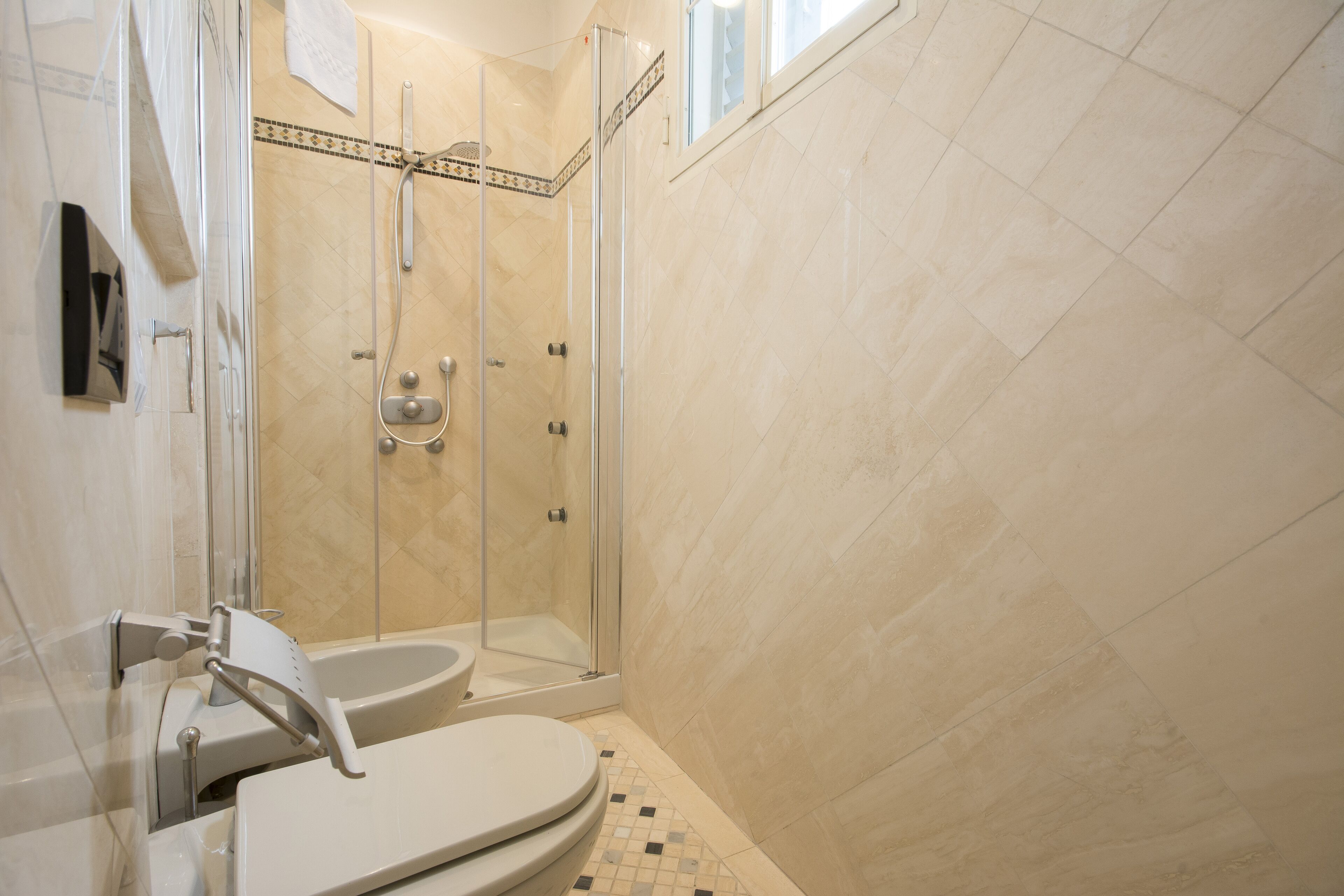 Dusche, kostenlose Toilettenartikel, Haartrockner, Bidet