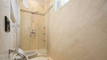 Dusche, kostenlose Toilettenartikel, Haartrockner, Bidet