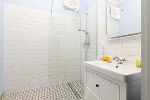 Superior Apartment | Bathroom | Shower, free toiletries, hair dryer, towels - Hala Mirowska Stylish Apartment (Warsaw)