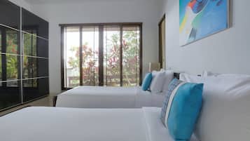 2 chambres, coffres-forts dans les chambres, fer et planche à repasser