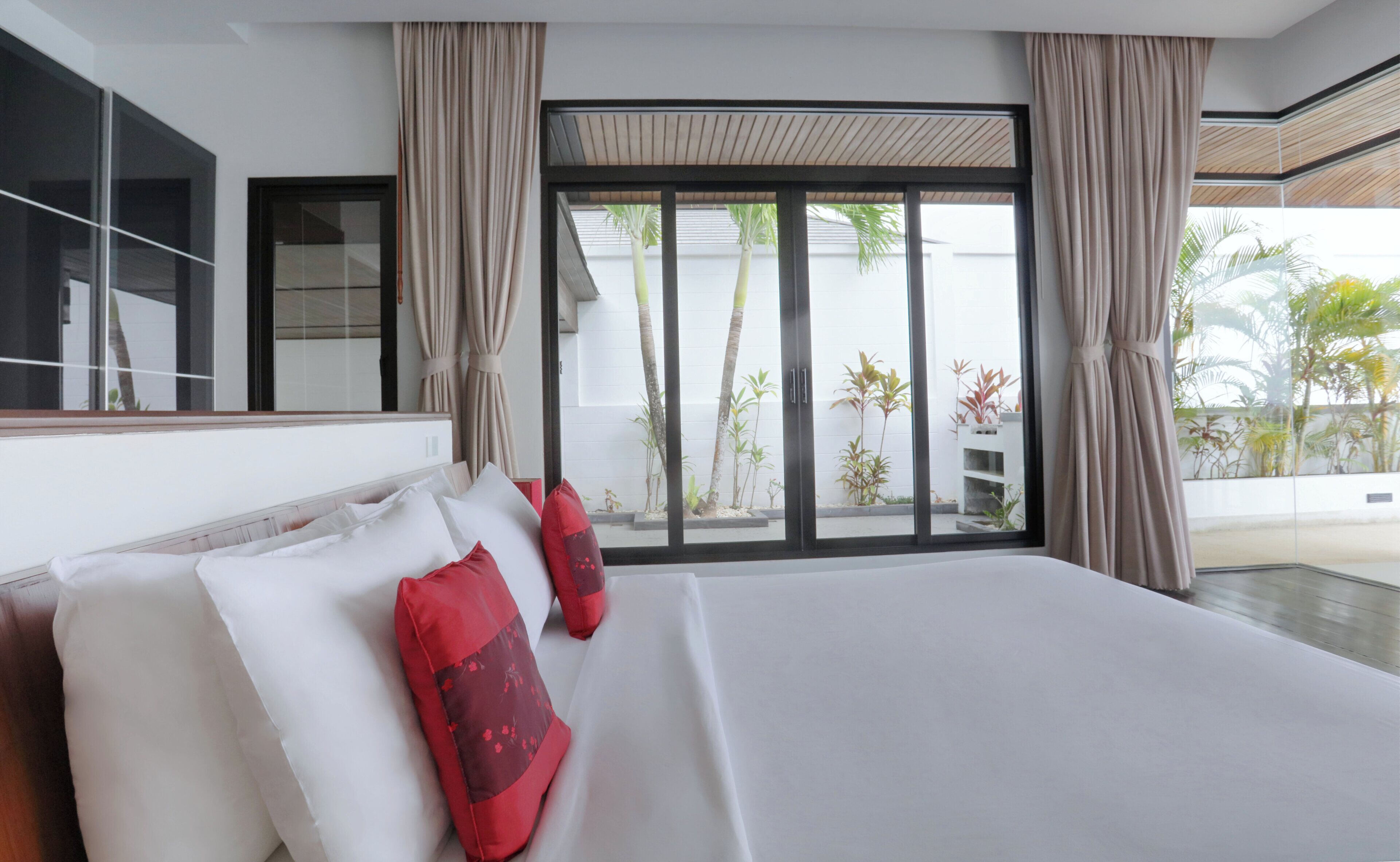 2 chambres, coffres-forts dans les chambres, fer et planche à repasser