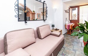 Una televisión, una chimenea