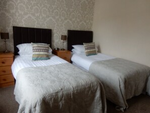 Twin Room | Iron/ironing board, free WiFi, bed sheets - GLYN AFON GUESTHOUSE (Caernarfon)